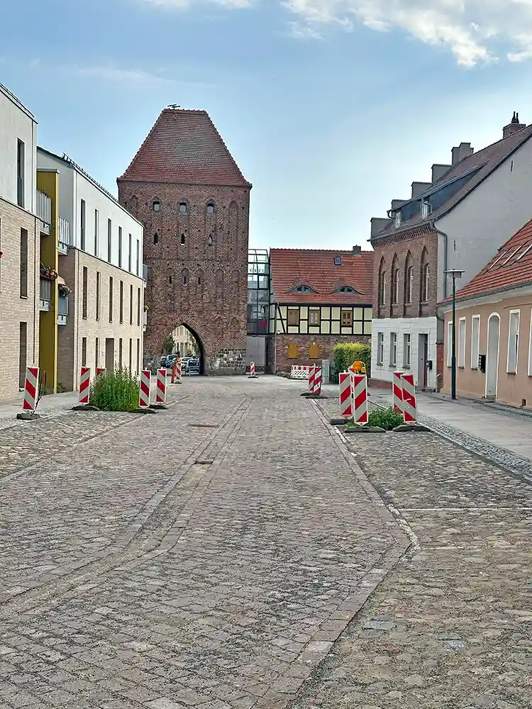 neugebaute Pflastersraße