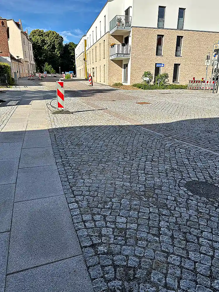 neue Gehweg mit Granitplatten