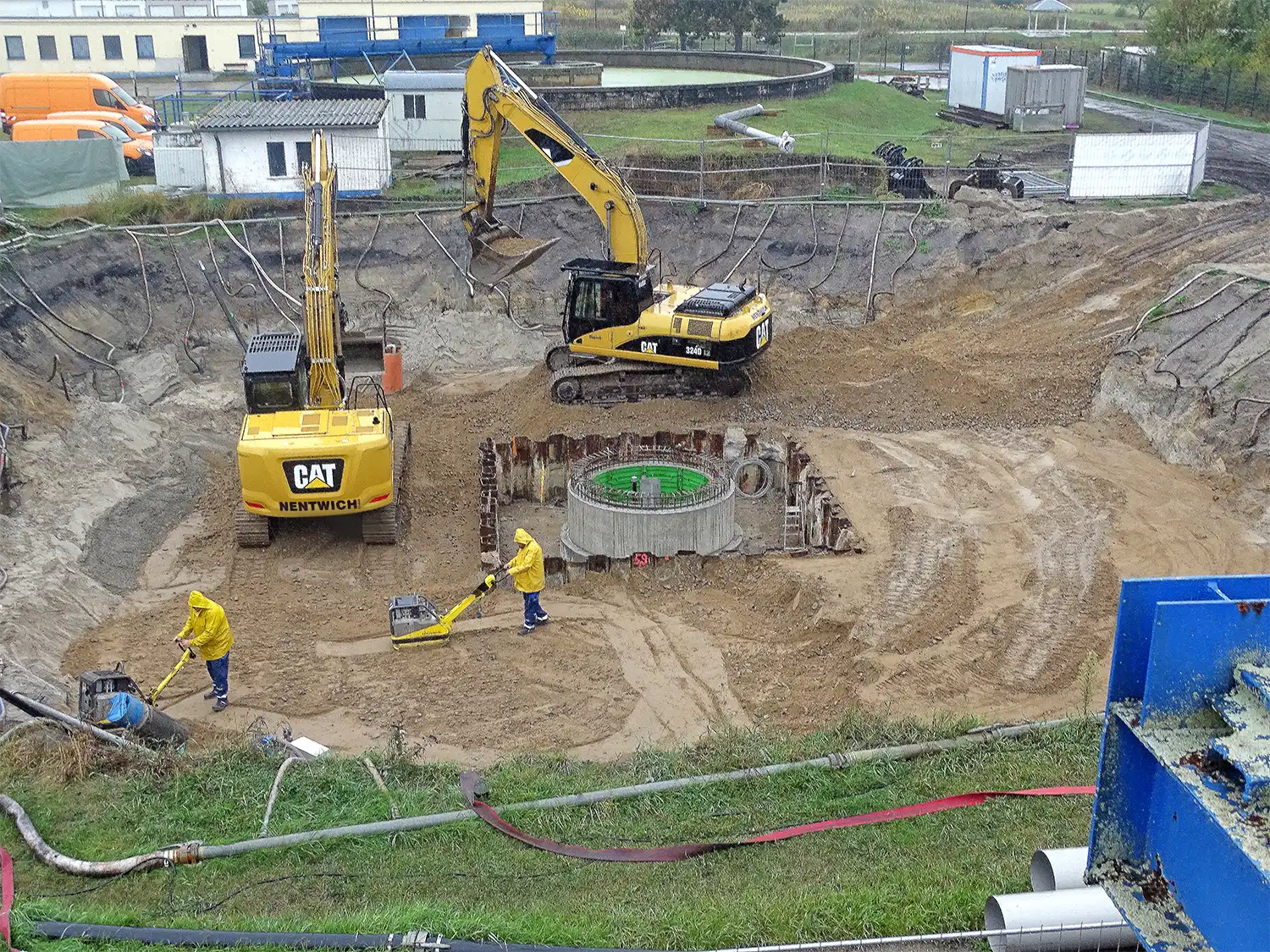 Tiefbauarbeiten mit Bagger und Rohrleitung
